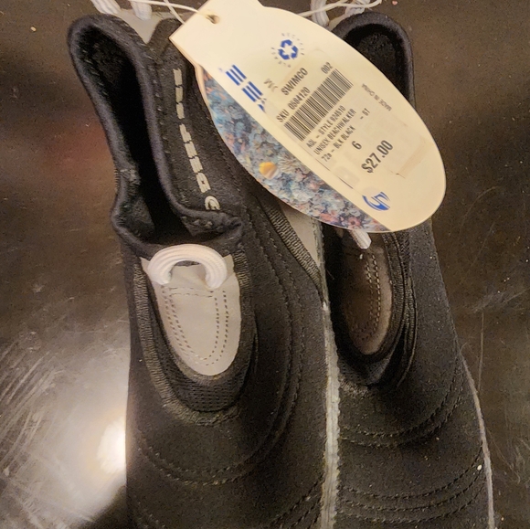 Water shoes - Picture 2 of 2